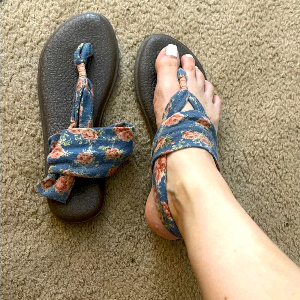 Sanuk sandals sz 8 blue floral